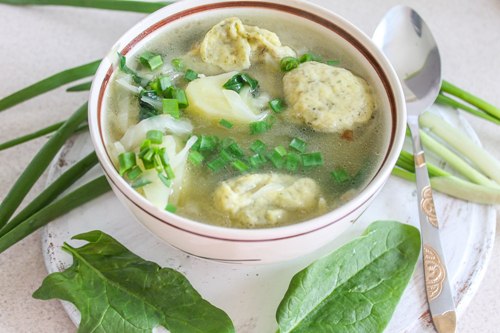 Овощной суп с клецками.Для приготовления 4 порций супа с клецками вам понадобятся:- 1/2 кочана ...