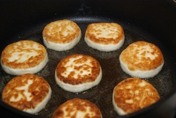 Сырники нежнейшие и пышные (без яиц).Ингредиенты:творог до 17 % жирности (две пачки по 180 г)соль ...