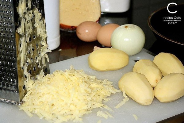 Драники с сыром.Ингредиенты:- 7-10 средних картофелин- 1-2 средних луковицы- 1-2 яйца- 50-100гр. ...