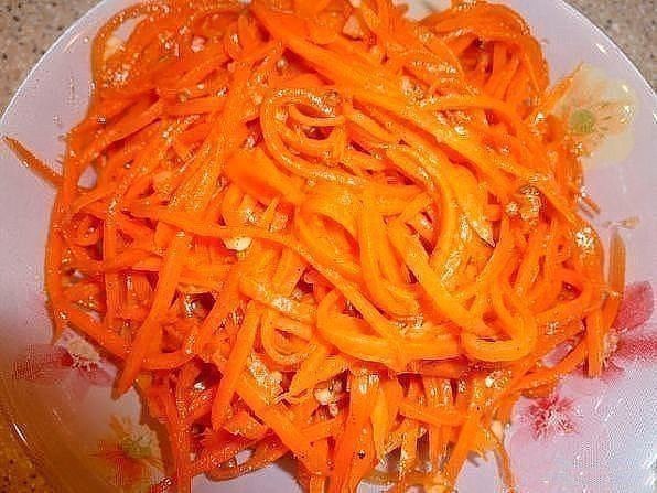 Самая вкусная морковь по-корейски. На 1 кг. моркови: 3 ст.л.сахара, 1 ч.л. соли, 1 ст.л. кориандра ...