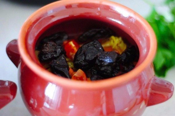 ЖАРКОЕ ИЗ КУРИЦЫ С ЧЕРНОСЛИВОМ В ГОРШОЧКЕ.Ингредиенты:Куриное бедро — 2 шт.Картофель — 4 шт.Помидоры ... - 5