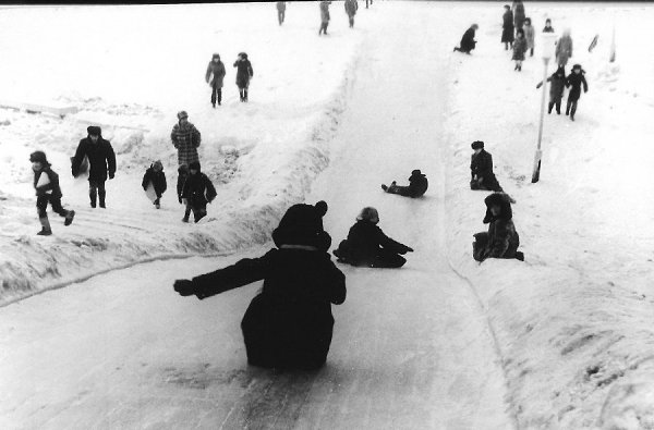 Перчатки в хлам, на попе дырка...хромаю...ноги волочу... Лицо горит, в трусах снежинка...кататься с ...