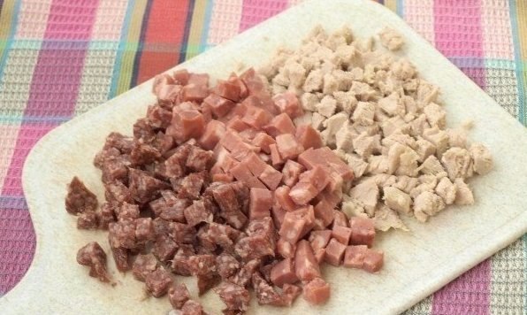 Солянка мясная. Мужчинам не устоять! Ингредиенты: Свинина мякоть - 300 г Колбаса варено-копчёная - ... - 3