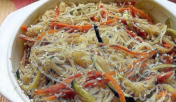 ТОП-6 САЛАТОВ С ОГУРЧИКАМИ.1) КУРИНЫЙ САЛАТ ИНГРЕДИЕНТЫ: Копченая куриная грудка — 200 г Огурец ... - 8