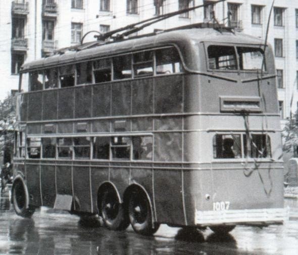 В 1939 году по улицам Москвы ездили двухэтажные троллейбусы ЯТБ-3.
