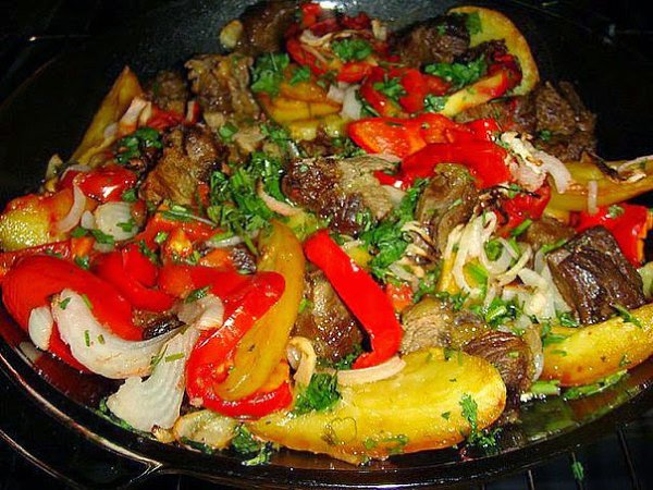Оджахури. Грузинская кухня Мясо 1 кг Картофель 1 кг чеснок 5 зубчиков лук 2 шт перец болгарский 2 шт ...