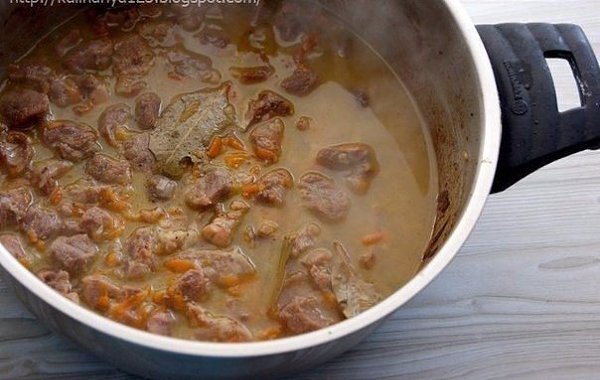 Гуляш с подливкой и картофельным пюре как в садике.Ингредиенты:-Говядина - 0,5 кг.-Лук репчатый - 1 ... - 4