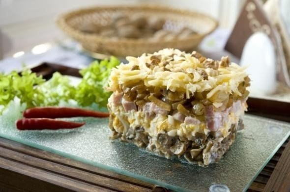 Салат «Боярский».Ингредиенты:- 250 гр буженины нарезать кубиками- 1 банка горошка- 3 яйца варёные, ...