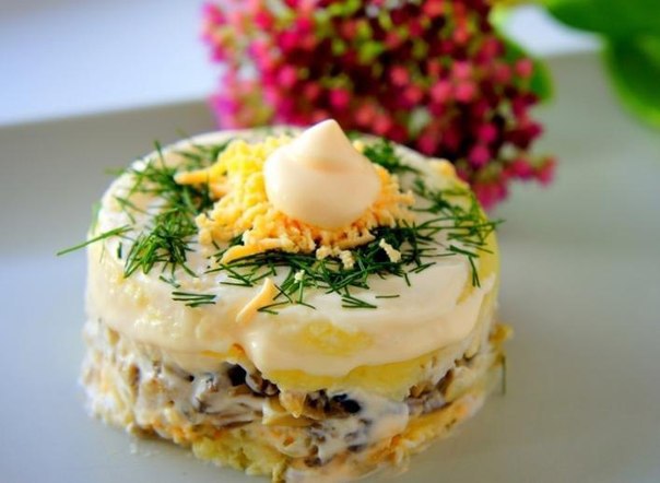 Салат Дубок. Ингредиенты: 2 средних отварных картофелины 1/2 куриной грудки 1 маринованный огурец ...