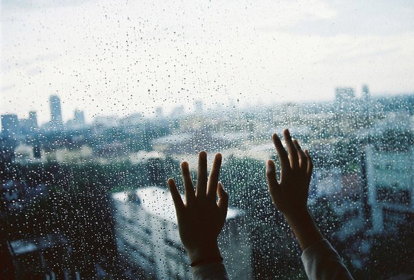 Лежали в больнице в палате одной.Два тяжко больных человека.Один у окошка лежал, а другой -У двери, ...