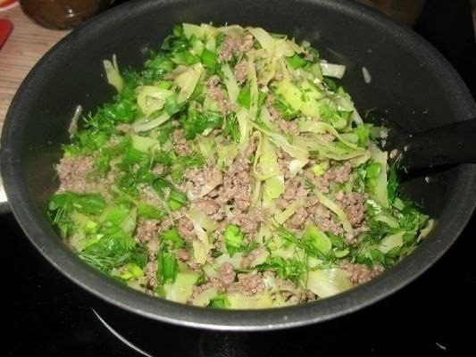 Супер нежный пирог с капустой и мясом.Ингредиенты:Капуста свежая- половинка маленького кочана;350 - ... - 2