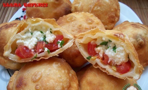 Пирожки бомбочки - лучше чем чебуреки. Они даже вкуснее чебуреков! Хрустящее тесто идеально ...
