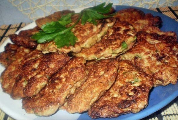 Вкуснейшие оладьи из печени.Ингредиенты:Говяжья печень – 0.5 кг,Лук – 1 шт,Яйца – 2 шт,Сметана – 1 ...