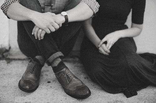 Лишь тот... кто в суете бурлящей, Твоей не выпустит руки - И есть мужчина настоящий... Все остальные ...