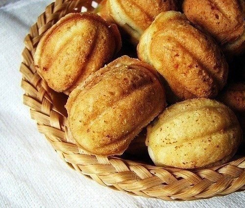 Орешки со сгущенкой.Если у кого то еще найдутся формочки для таких орешков, Вы сможете побаловать ...