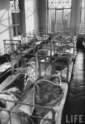 Тихий час в детском саду на свежем воздухе, 1950-е!! Здорово, не правда ли? - 5