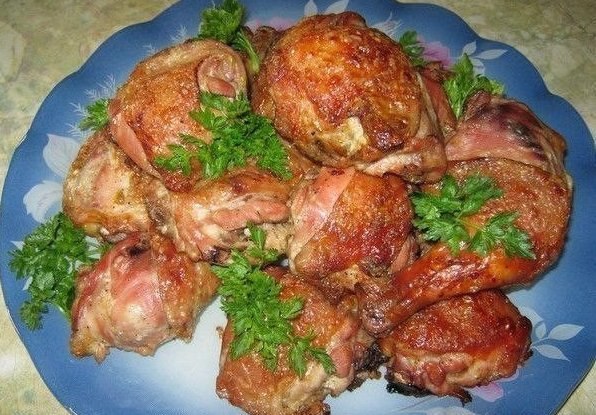 Курица маринованная в кефире.Ингредиенты:-кефир,-куриные бедра,-картофель,-специи,-соль, ...