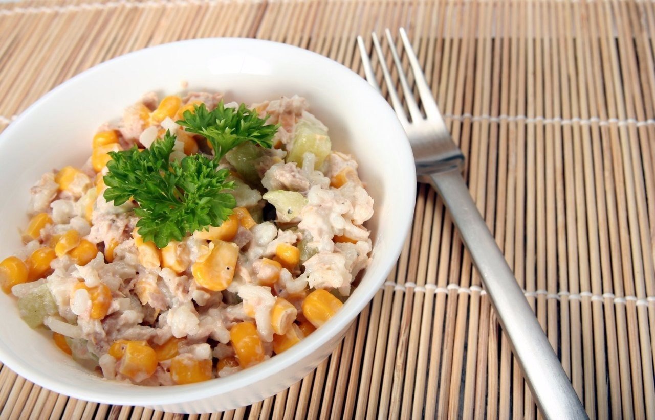 САЛАТ ИЗ ТУНЦА С КУКУРУЗОЙ.Ингредиенты:- Тунец консервированный в собственном соку 1 банка- Огурцы ...