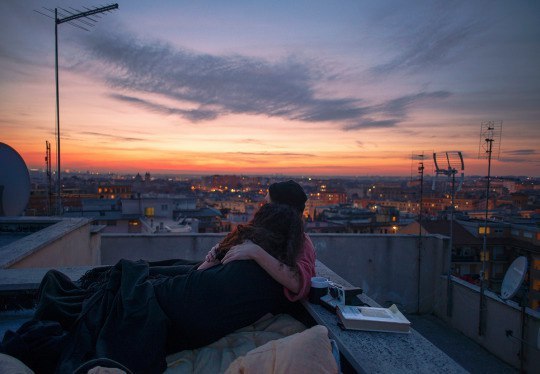 Мы стояли с моим мужем в кафе и пили кофе. Муж был молод и красив, и я его любила. На мне было ...