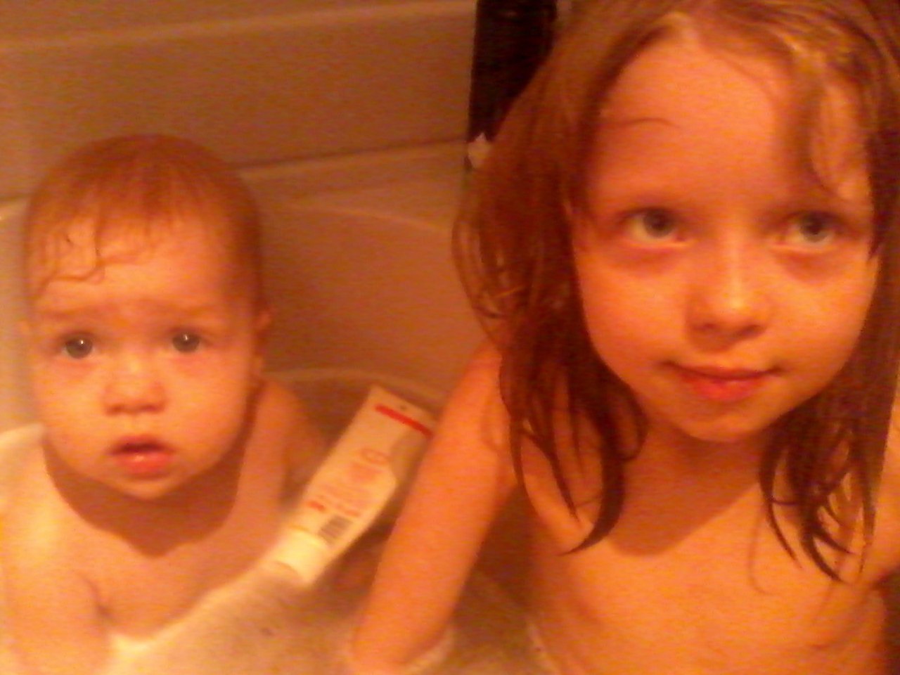 Дочка мылась в душе. Совместное купание разнополых детей. Сестренки в ванне. Младшая дочь в ванной. Сестренка в ванной.