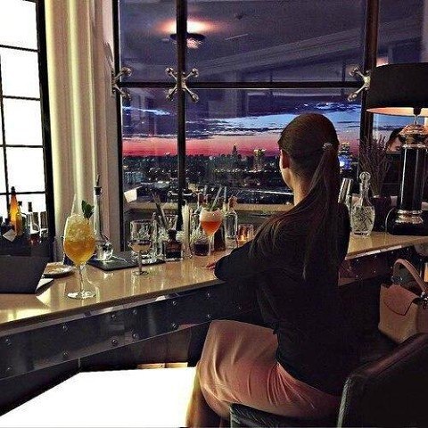 Мужчина, который ничего не может дать женщине – всегда считает, что она много хочет.