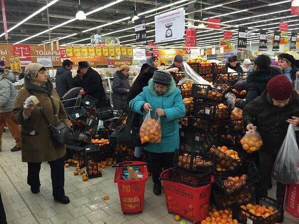 Люди в Ашане мандарины, как в последний раз в жизни покупают...