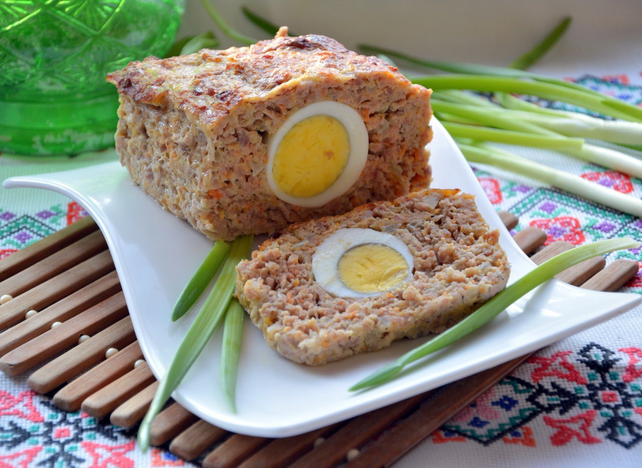 Мясной хлеб с яйцами — отличное блюдо на праздничный стол: сытно, красиво и оригинально! А для ...