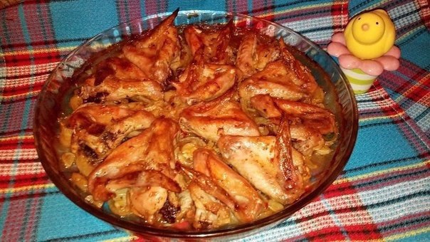 Крылышки в минералке на луковой подушке . 1кг крылышек + соль, перец по вкусу + приправа для ...