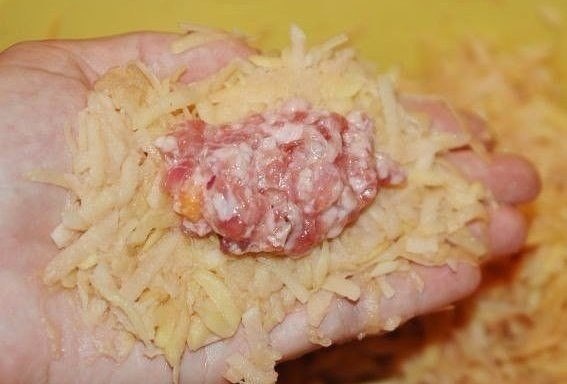 Картофельные зразы с мясным фаршем.Ингредиенты: - картофель - 1 морковь - 1 лук репчатый - мясной ... - 3