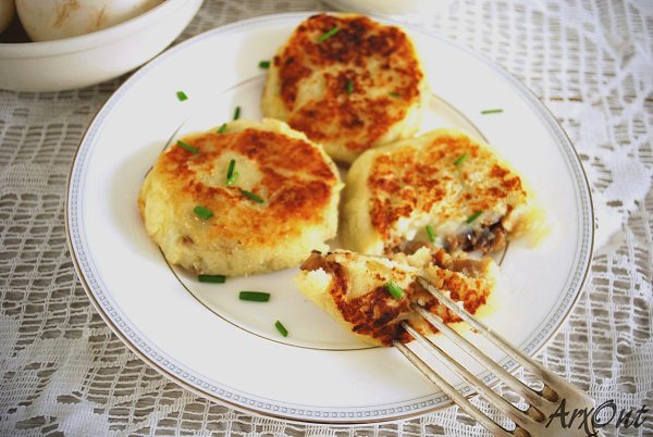 Картофельные зразы с грибами.Румяная корочка этих нежных картофельных котлет с грибной начинкой не ...