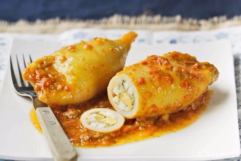 Фаршированные кальмары, очень вкусно! Ингредиенты: 2 тушки кальмара белки яиц, шампиньоны, зелень, ...