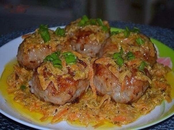 Вкусные котлетки. Котлеты: -фарш 500 гр -2 небольшие луковицы -4 зуб чеснока -ломтик белого хлеба, ...
