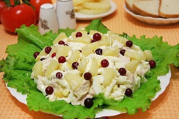 САЛАТ ИЗ КУРИЦЫ С АНАНАСАМИ И СЫРОМ.ИнгредиентыАнанасы консервированные – 0,5 банки;Куриная грудка ...