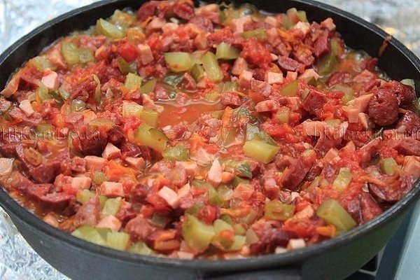 Солянка с колбасой.Ингредиенты:Картофель - 3 больших клубняКолбаса вареная - 200 гр.Колбаса ... - 6