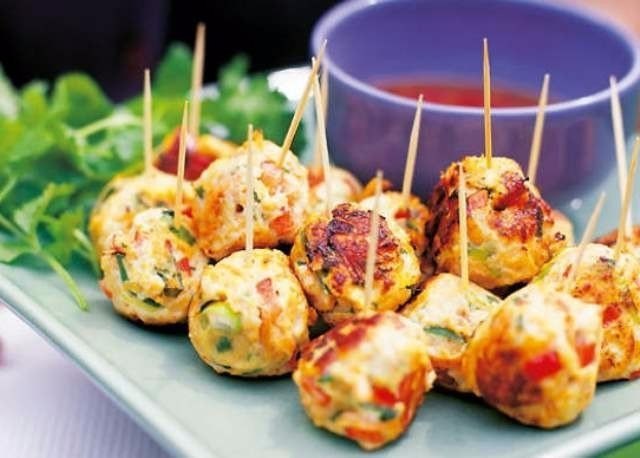 КУРИНЫЕ ШАРИКИ С ОВОЩАМИ.Ингредиенты:- Куриный фарш 450 г- Капуста белокочанная 400 г- Морковь 200 ...