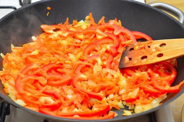 Украинский борщ.Ингредиенты:Мясо свиное — 700 гСвёкла — 2 шт.Картофель — 6 шт.Капуста белокочанная — ... - 8