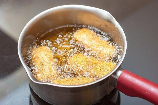 ЗАПЕЧЁННЫЙ КАРТОФЕЛЬ.Вам потребуется:Картофель — 1,5 кгВетчина — 100 гВермишель мелкая яичная — ... - 9