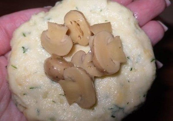 Котлеты из картофеля, сыра и укропа с грибами.Ингредиенты:Картофельное пюре - 300-400 гСливочное ... - 2