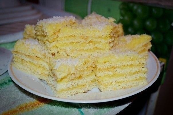 Торт Рафаэлло. Мягкий и очень вкусный! Ингредиенты: 2 яйца и 1 стакан сахара взбить, добавить 200 гр ...