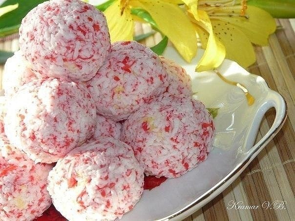 КРАБОВЫЕ РАФАЭЛКИ.ИНГРЕДИЕНТЫ: крабовые палочки 1 уп яйца 3 шт сыр 150 гр чеснок 2 зубчика ...