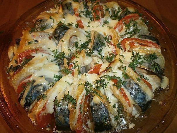 СКУМБРИЯ, ЗАПЕЧЁННАЯ ПОД ОВОЩАМИ.ИНГРЕДИЕНТЫ: 1 свежезамороженная скумбрия, 1 луковица, 1 помидор, 3 ...