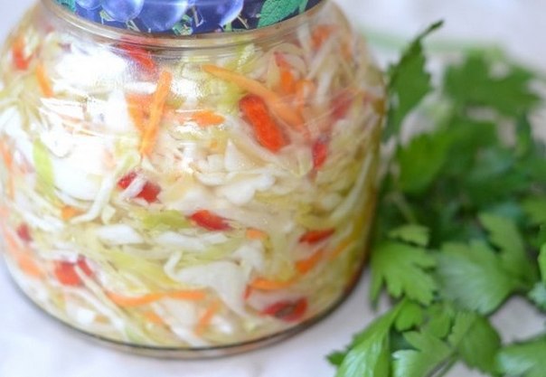 Маринованная быстрая капуста. Эта капуста быстрая по приготовлению, займет 30 минут. Ингредиенты: - ...