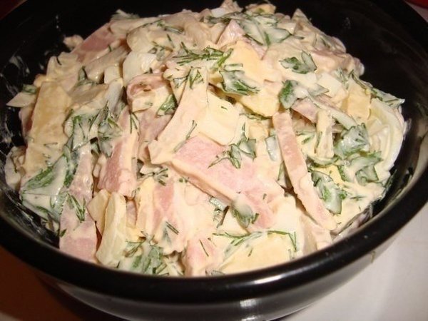 Вкусный салат с ветчиной и сыром. Ингредиенты: сделала салат вкусный: Ветчина – 300 г Сыр твердых ...