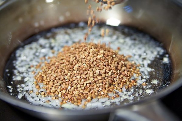 КАК ВКУСНО ПРИГОТОВИТЬ ГРЕЧКУ.Ингредиенты:75 г крупа гречневая25 г лук (репчатый или шалот)5 г ... - 6