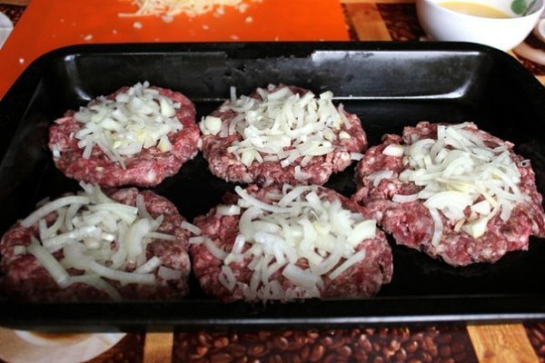 Стожки - блюдо из мясного фарша. Ингредиенты: фарш мясной - 0,5 кг; яйца крутые - 3 штуки; лук ... - 3