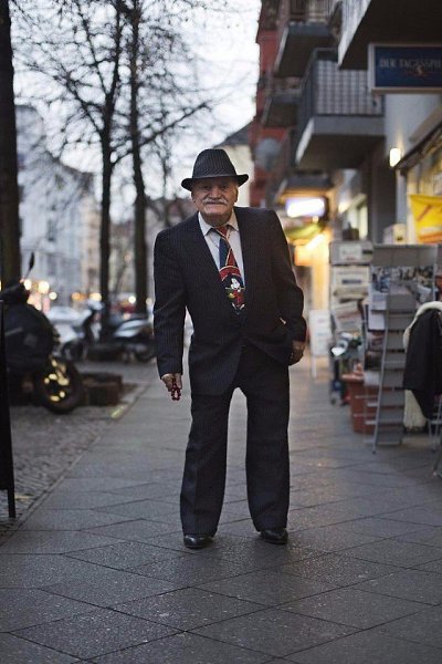 Каждое утро, 86 летний портной Али, надевает новый костюм. И отправляется на работу. Этот старичок ... - 3