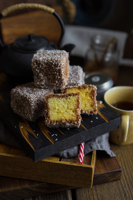 Ламингтон (Lamington) — австралийский чудо-десерт .Яйца — 8 шт Сахар — 250 г Мука — 250 г Сливочное ...