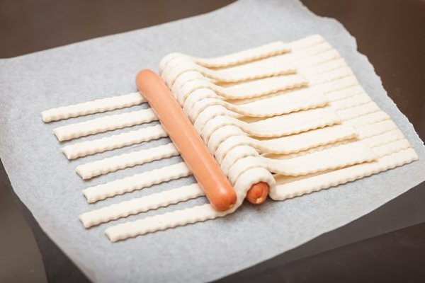 Сосиски в тесте. Сосиски в тесте любят и взрослые и дети. Предлагаю вам немного необычный и ... - 6