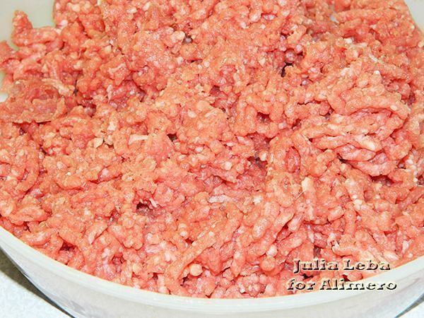 Ёжики в сметанном соусе.Пригодятся следующие продукты:— 800 г говядины (можно взять свинину или ... - 2