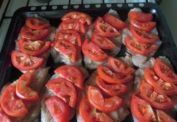 ДИЕТИЧЕСКОЕ МЯСО ПО-ФРАНЦУЗСКИ .ИНГРЕДИЕНТЫ: куриное филе — 2 шт. (250 г) помидор 2 шт. репчатый лук ... - 6